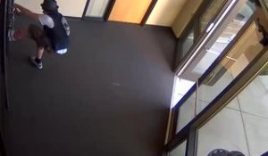 Un homme tente de pénétrer dans un commissariat pour récupérer son skateboard