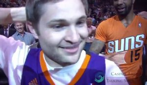 Un fan des Suns marque un panier du milieu de terrain et gagne 77 000 dollars!
