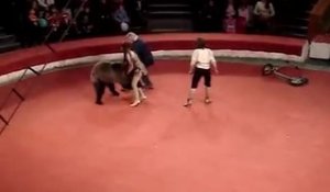 Un ours attaque une femme au cirque