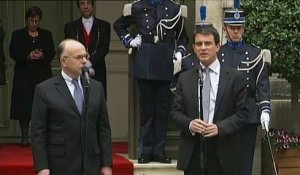 Valls donne les clés de l’Intérieur à Cazeneuve, un "choix du président de la République".