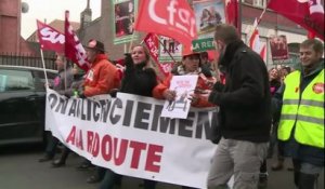 Des centaines de salariés de La Redoute manifestent à Roubaix