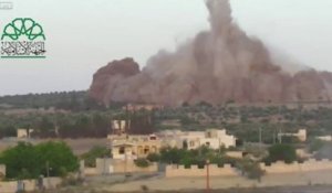 Une Gigantesque explosion pulvérise une base militaire en Syrie