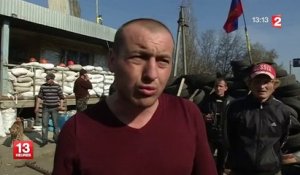 Ukraine : le drapeau russe hissé sur des blindés ukrainiens, à Sloviansk