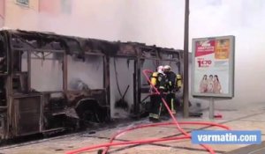 Un bus en feu en plein centre ville à Hyères