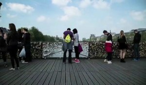 Time-lapse : Le pont des arts pris d'assaut par les cadenas