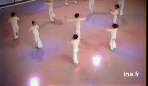 Georges Chakiris danse entouré des ballets Barry Collins