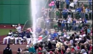 Explosion d'un canalisation d'eau en plein match de Baseball!