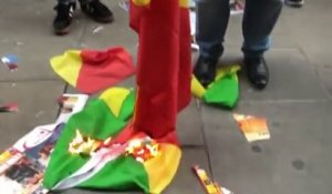 Le Drapeau du Congo Brazzaville Déchiré et Brulé par les Congolais RDC devant l'ambassade du Congo-Brazza à Londres