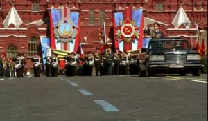 Poutine fait défiler son armée à Moscou