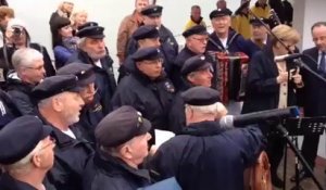 Chant des marins de Sassnitz en l'honneur de François Hollande et Angela Merkel