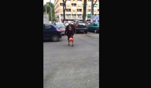 Une mamie jongle avec un ballon de foot en rue