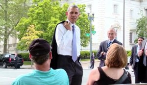 Barack OBAMA fait une petite marche surprise dans Washington DC!