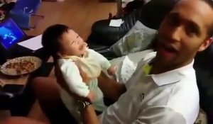Un bébé fait son premier rire! SO CUTE !!