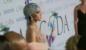 La robe transparente d'une Rihanna quasi nue