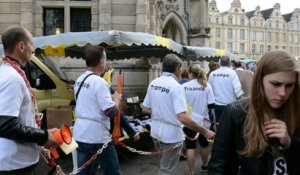 ARRAS - Les propriétaires floués de l'écoquartier de Saint-Laurent-Blangy manifestent au pied du beffroi