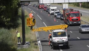 Démontage du portique écotaxe incendié de Prinquiau