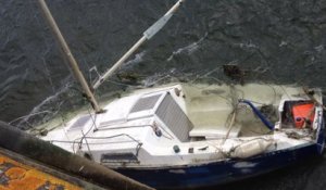 Un voilier en mauvaise posture dans le port