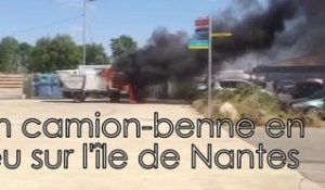 Un camion-benne en feu sur l'île de Nantes