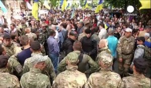 Ukraine : manifestations à Lougansk et Kiev