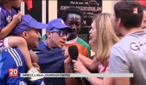 Une journaliste de France 2 se fait "manger" les cheveux en direct par des supporteurs français