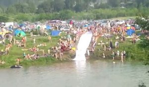 Faire du Toboggan tiré par une moto : saut de malade mental!!!!