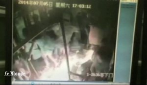 Un homme met le feu dans un bus en Chine