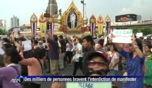 Des Thaïlandais manifestent contre le coup d'État de la junte militaire