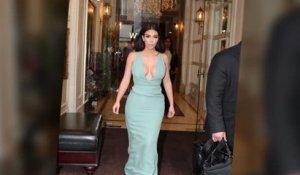 Kim Kardashian ne porte pas de soutien-gorge à la semaine de la mode à Paris
