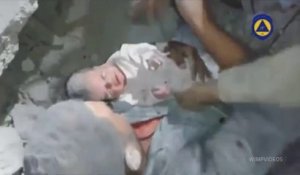 Il sauve un bébé recouvert de poussière 16 heures après un bombardement