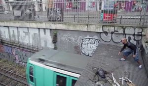 Paris : il saute sur le toit du métro
