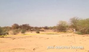 A Gossi, au Mali, les débris sont minuscules sur le site du crash