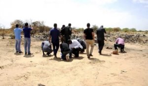 Mali: des proches des vicitimes se recueillent sur le site du crash
