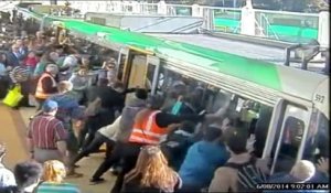 Ils poussent le train pour libérer un passager coincé