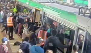 Sauvetage d'un homme coincé entre le métro et le quai.