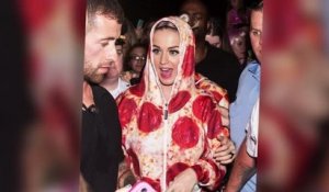Katy Perry porte une combinaison pizza au pepperoni