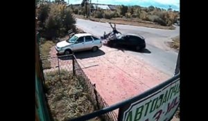 Un accident entre une moto et une voiture qui lui coupe la route : bien violent!