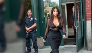 Un policier reluque le derrière de Kim Kardashian