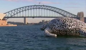 Une immense tortue gonflable dans le port de Sydney pour lancer une exposition d'art sous-marine