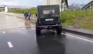 Noyer sa jeep dans une inondation : FAIL. Non ça passait pas!