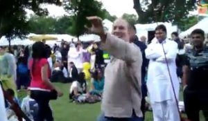 Un anglais danse comme un dingue sur de la usique Bhangra au fest Bradford Mela