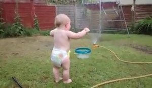 Quand un bébé découvre un tuyau d’arrosage