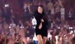 MTV VMA's : la robe de Nicki Minaj se déchire sur scène