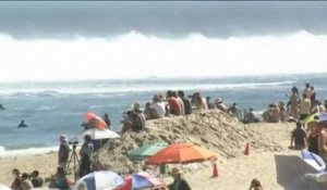 En Californie, des vagues de six mètres font le bonheur des surfeurs