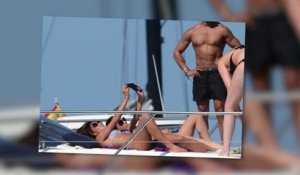Nicole Scherzinger prend des selfies à Ibiza