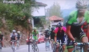 Vuelta - en pleine étape, une bagarre entre deux cyclistes !