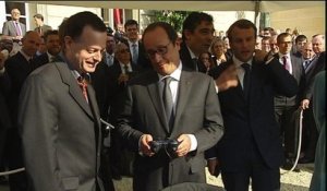 François Hollande joue avec un drone à l'Elysée