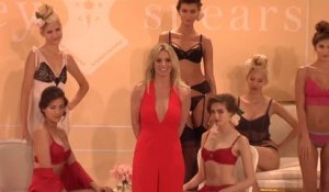 Britney Spears présente sa ligne de lingerie