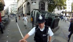 Un policier Londonien arrête un cycliste...sur une piste cyclable. Boulette!