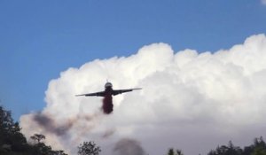 Un avion DC-10 largue du retardant sur un incendie au Nouveau Mexique!