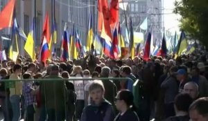 Des milliers de Russes défilent à Moscou pour la paix en Ukraine